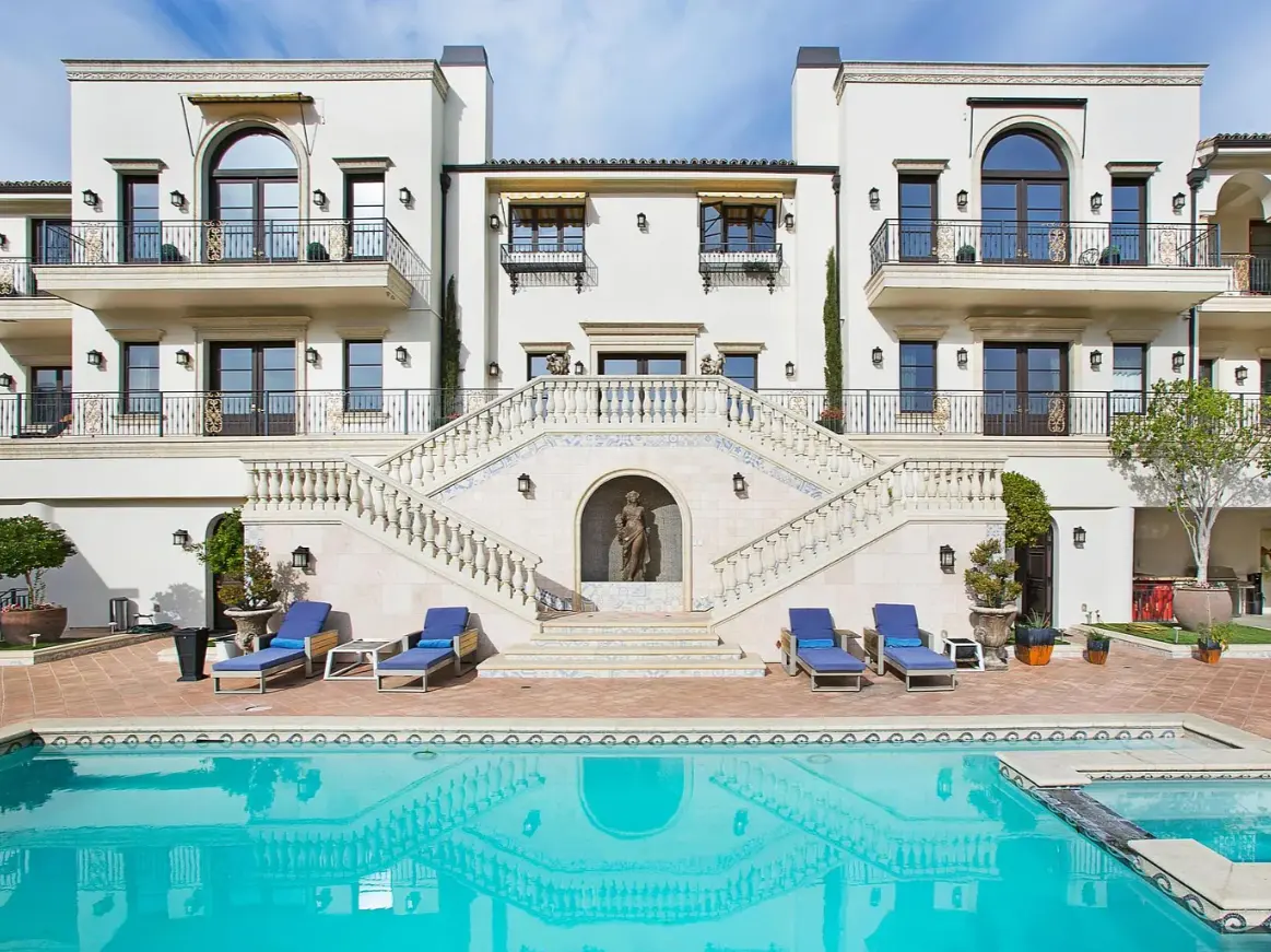 Luxury drug detox in Los Angeles offering upscale recovery in a five star rehab center. The image depicts a peaceful luxury treatment center surrounded by palm trees, featuring serene architecture that promotes mental well-being. This tranquil environment is designed to support individuals seeking treatment for various mental health conditions, including personality disorders.